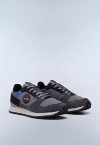 Szare sneakersy cechują się połączeniem teksturowanej zamszowej i siatkowej tkaniny. Uzupełnione niebieskimi i czarnymi elementami, mają białą podeszwę środkową i wytrzymałą czarną podeszwę zewnętrzną.