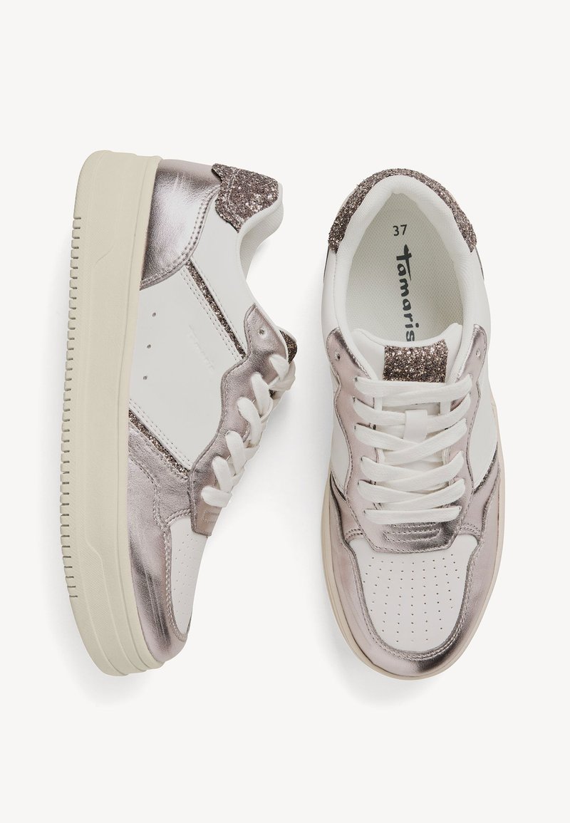 Witte sneakers met metallic roségouden accenten, ronde neus, leren bovenkant, stoffen voering, vlakke zool en glinsterende hakdetails. Maat 37.