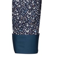 Blumendruckstoff in Marineblau mit kleinen, mehrfarbigen Blumen. Umschlagbund in einfarbig Dunkelblau, glatte Textur, taillierte Passform.