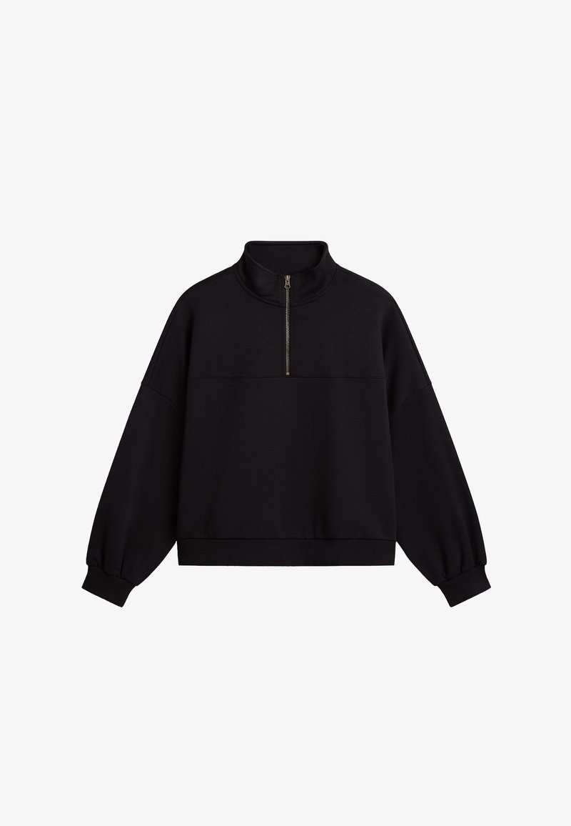 Schwarzer Pullover mit Stehkragen, Viertel-Reißverschluss vorne, lockerer Passform sowie gerippten Bündchen und Saum. Hergestellt aus weichem Stoff.