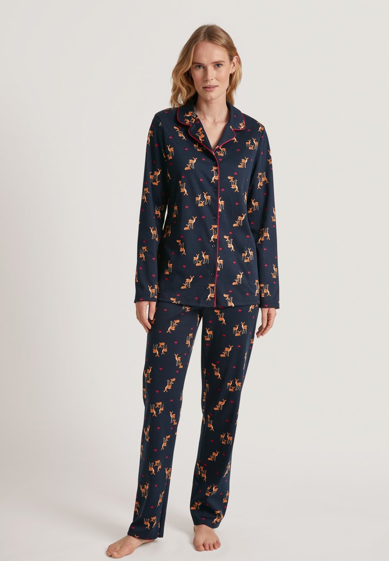 Navy Schlafanzugset aus weichem Stoff, mit einem Allover-Muster von Rehen und Herzen, ausgestattet mit roten Paspeln am Kragen und an den Bündchen.
