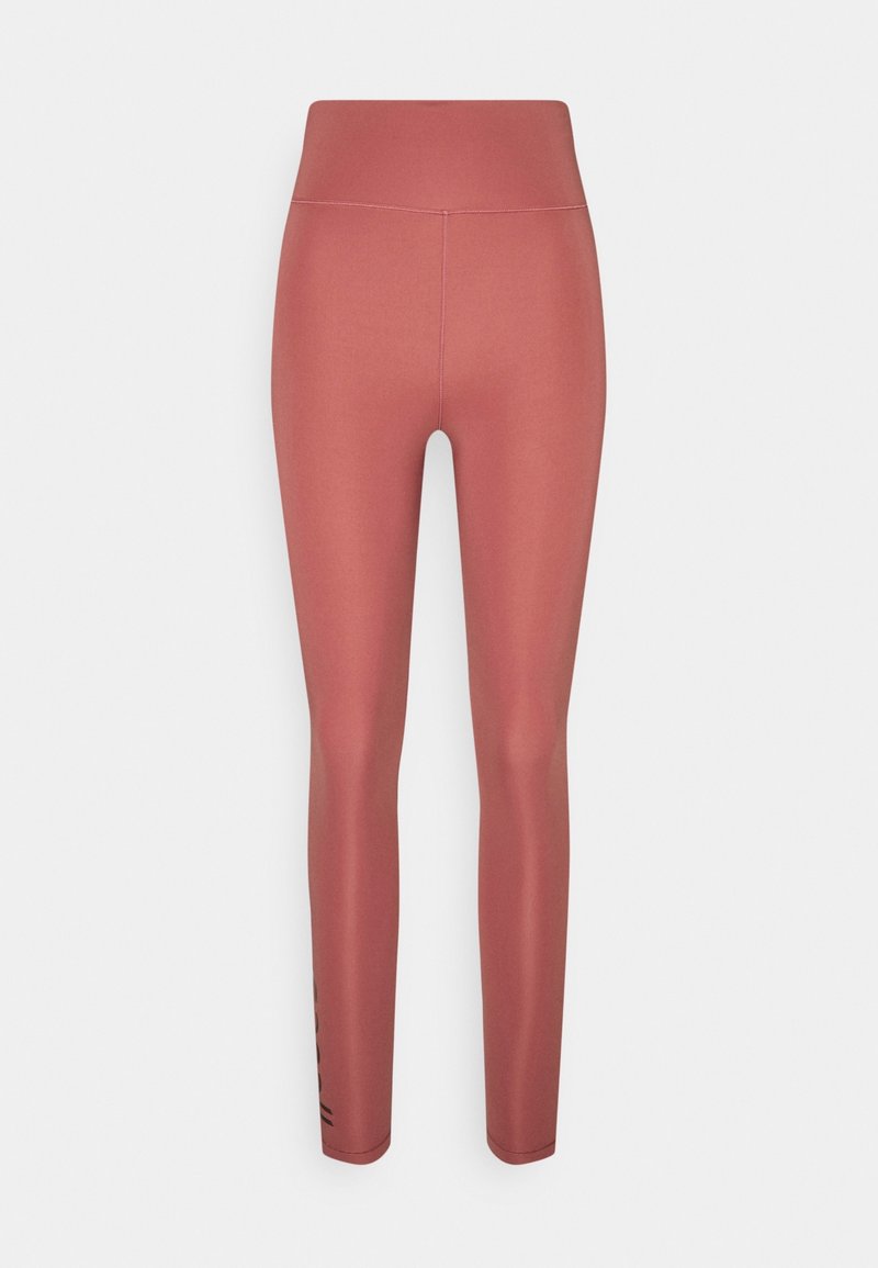 Legginsy o wysokim stanie w kolorze różowym, wykonane z gładkiego, elastycznego materiału, z logo nadrukowanym na dolnej części nogawki.