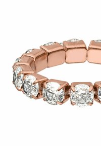 Roségouden ring met een afwisselend ontwerp van vierkante en ronde heldere edelstenen, die een glanzend oppervlak en nauwkeurige details tonen.