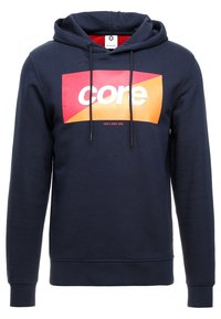 Sudadera de color azul marino con un gráfico frontal que presenta la palabra "core" en blanco sobre un fondo rojo y naranja. Los cordones y los puños acanalados completan el diseño.