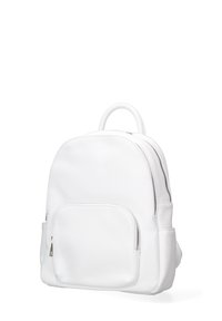 Zaino bianco in pelle con tasca frontale con zip, tasche laterali, maniglia superiore e doppie cerniere sul comparto principale.