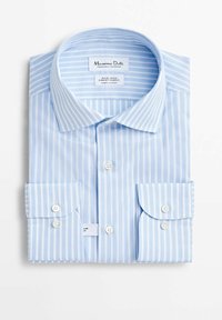 Chemise à rayures verticales bleu clair et blanc, poignets avec boutons, col pointu, pliée soigneusement sur un fond blanc.