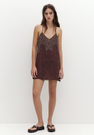 PULL&BEAR SEQUIN STRAPPY DRESS - Koktailové šaty/večierkové šaty - bordeaux