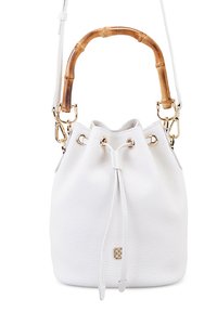 Sac seau en cuir blanc avec une surface texturée, une anse en bambou, une bandoulière réglable, des accessoires en or et une fermeture à cordon.