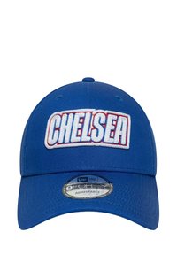 Blaues Baseballcap mit eingesticktem "CHELSEA"-Logo in Weiß und Rot. Verfügt über einen verstellbaren Riemen und eine glatte Stofftextur.