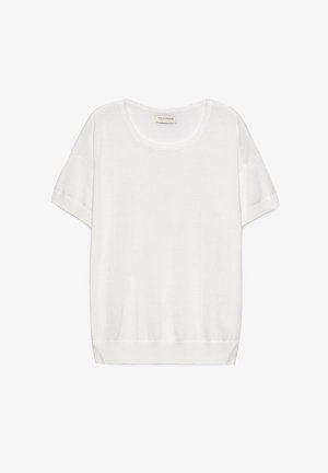 Biały sweter z krótkim rękawem i okrągłym dekoltem. Wykonany z gładkiego materiału, ma prosty dół i luźny krój. Brak wzorów lub akcentów.