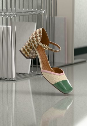 Mitmevärviline plokktald kinga, millel on kootud mustervarbakate, roheline lakknahast varbakate ning roosa ja valge tooniga aksendid. Ankle-rihm kinnitamiseks.