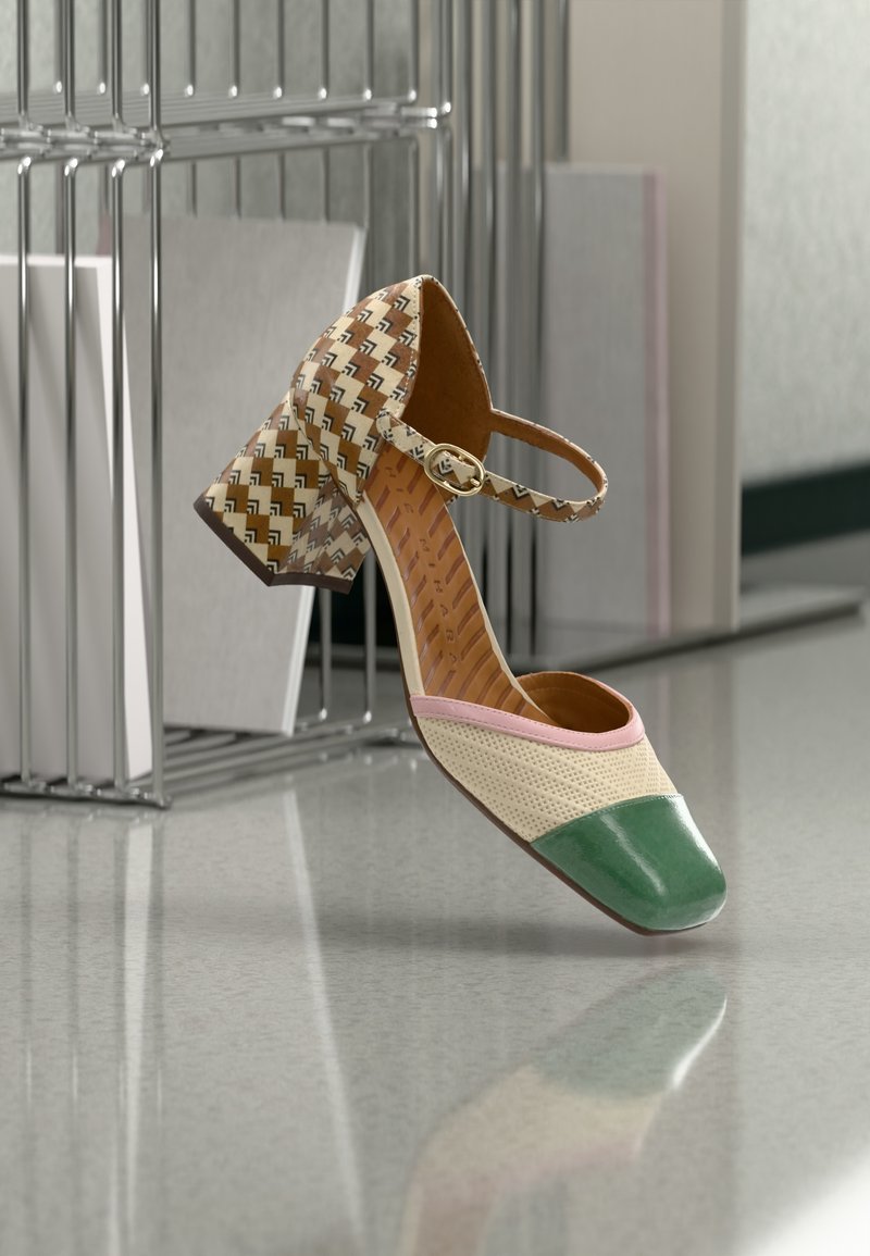 Chaussure à talon bloc multicolore avec tige en motif tissé, bout en cuir verni vert et accents roses et crème. Bride de cheville pour la fermeture.