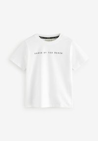 T-shirt en coton blanc à manches courtes, col rond, avec le texte noir "BAKER BY TED BAKER" imprimé horizontalement sur la poitrine.