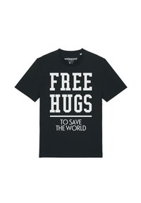 Zwarte katoenen t-shirt met vet witte tekst: "FREE HUGS" aan de voorkant, met daaronder in kleinere lettertype "TO SAVE THE WORLD". Korte mouwen.