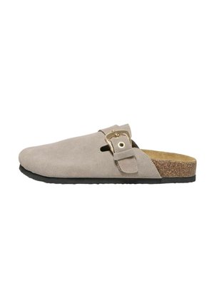 Beiger Veloursleder-Slipper mit schwarzer Sohle, Kork-Fußbett und verstellbarem goldfarbenem Schnallenriemen an der Seite.