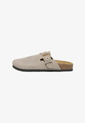 Zueco beige de ante sin cordones con suela negra, plantilla de corcho y correa ajustable con hebilla dorada en el lateral.