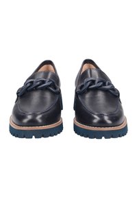 Chaussures en cuir bleu marine avec un détail en chaîne sur le dessus, présentant une épaisse semelle en caoutchouc bleu et des coutures contrastées autour des bords.