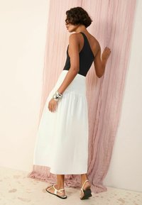 Friends Like These REGULAR FIT - DROPPED WAIST - Falda acampanada - white