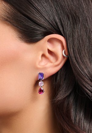 Ohrringe mit lila und rosa Edelsteinen, die einen rechteckigen oberen Stein, einen runden mittleren Stein und einen tropfenförmigen unteren Stein zeigen, gefasst in silberfarbener Metall.