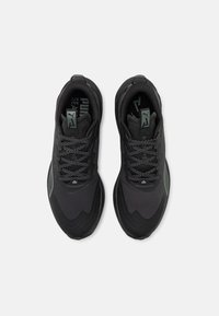 Zwarte sport sneakers met een textuur bovenwerk, versterkte neus en een patroon zool. Voorzien van reflecterende accenten en veters voor een veilige pasvorm.
