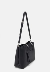 Sac à main en cuir noir avec deux poignées supérieures, bandoulière réglable et garnitures en métal argenté. Texture lisse avec un design minimaliste.