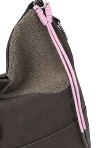 Sac à main en brun foncé texturé avec doublure en tissu bouclé, cordons de tirage roses et détail en anneau métallique sur fond blanc.