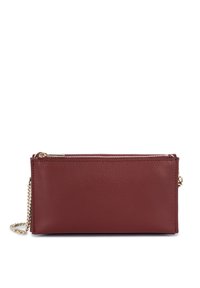 Borsa a mano in pelle bordeaux con hardware dorato, dotata di chiusura a zip e tracolla a catena per opzioni di trasporto versatili.
