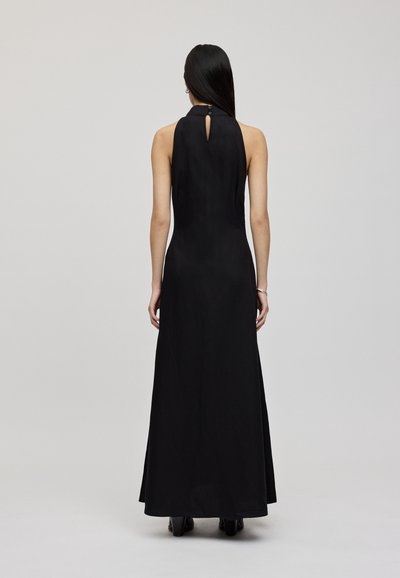 Rochie maxi neagră cu guler înalt, detaliu deschis în formă de cheiță la spate și un material neted, fluid. Design minimalist, fără embellishments.
