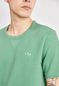 adidas Originals ESS W TEE - Basic T-shirt - preloved green