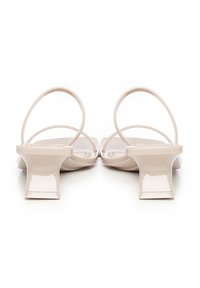 Beige open-toe sandalen gemaakt van glanzend materiaal, met dunne enkelbandjes, een vierkante neus en een blokhak.