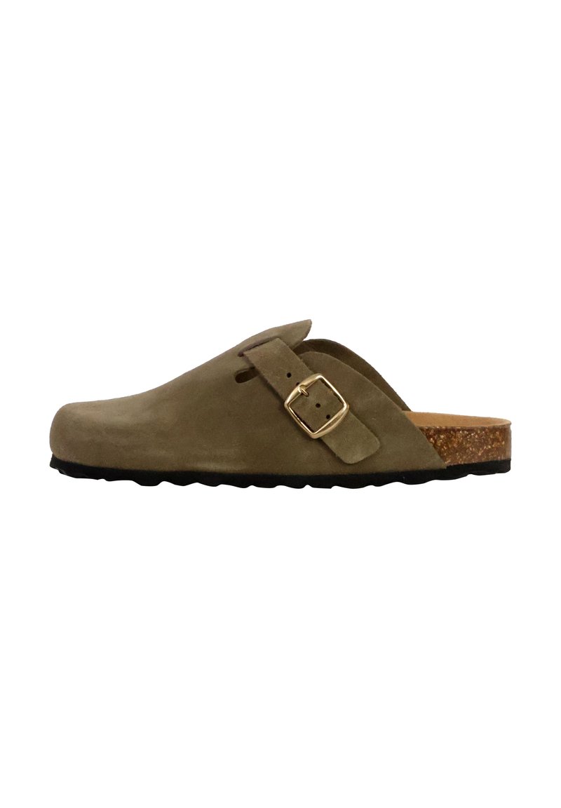 Klassieke klompschoen in olijfgroen suede met een gespaccent, kurken zool en een gestructureerde rubberen buitenzool. Voorzien van een open achterkant.
