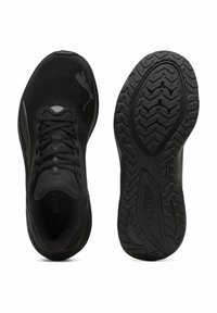Mustad mustreeritud spordijalatsid, millel on kudumine pealisosa, tekstuuriga nööride ala ja kummist välistald, kus on nurgeline mustri. Küljel on Puma logo.