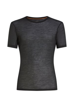 Maglietta sportiva nera a maniche corte in mesh con motivo esagonale, scollo a girocollo e logo del marchio visibile sul petto e all'interno del colletto.