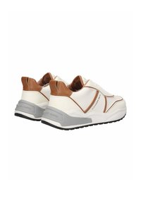 Hvide sneakers med brune læderdetaljer, grå sål, tekstureret overdel og kontrasterende detaljer. Kraftigt design med en pull tab bagpå.