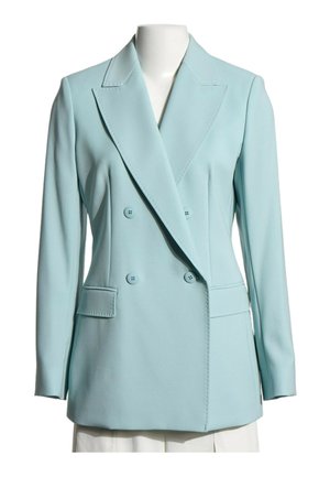 Blazer azul claro de doble botonadura con solapas anchas y bolsillos delanteros con solapa sobre un torso de maniquí blanco.