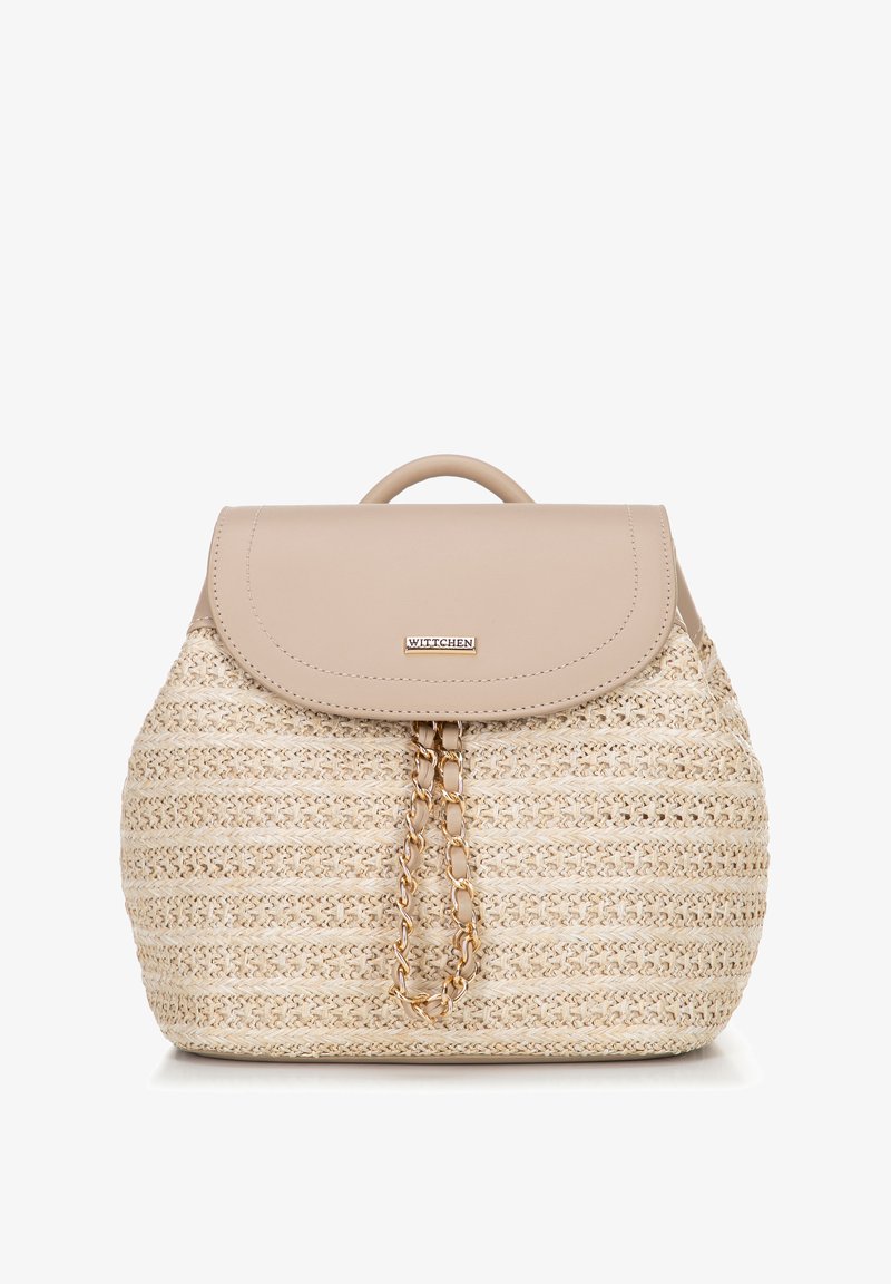 Sac à dos en simili cuir beige avec un corps en paille tissée, détail en chaîne dorée, forme arrondie et fermoir à rabat. Emblème de la marque WITCHEN à l'avant.