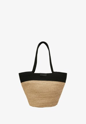 Sac en toile tissé avec un dessus en tricot noir et un bas en paille beige. Dispose de deux poignées solides et d'un accent de marque à l'avant.