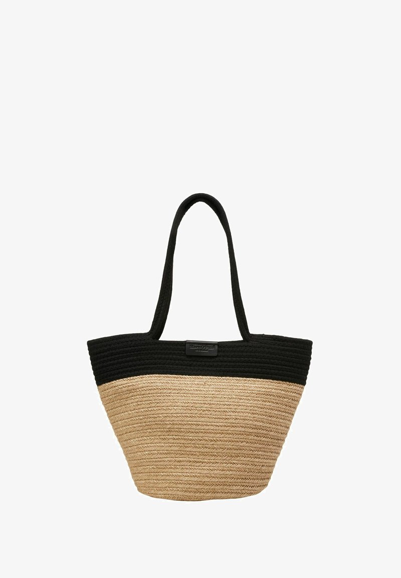 Sac en toile tissé avec un dessus en tricot noir et un bas en paille beige. Dispose de deux poignées solides et d'un accent de marque à l'avant.
