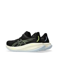Las zapatillas deportivas negras tienen una parte superior de malla, acentos en verde neón y blanco, una suela acolchada y un diseño texturizado para mayor agarre.