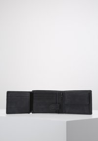 Portefeuille en cuir noir avec plusieurs emplacements pour cartes, un compartiment zippé et une fermeture à bouton. Texture lisse et design minimaliste.