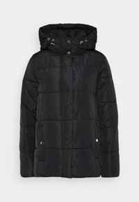 Svart puffjacka med huva, med ett quiltat mönster, knapper accents och två sidofickor. Slät, glänsande yta.