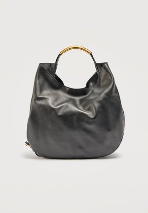 Zwarte leren handtas met afgeronde vorm en een korte gouden metalen handgreep op een effen lichte achtergrond.