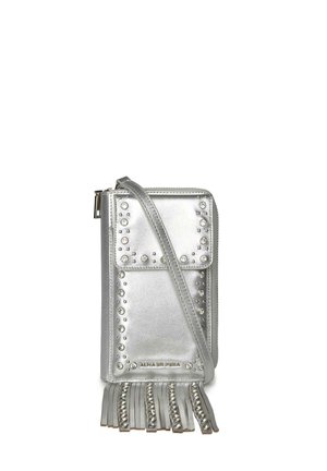 Bolso bandolera plateado con adornos de tachuelas, detalle de flecos en la parte inferior, cierre de cremallera y logo "ALMA EN PENA" en la solapa frontal.