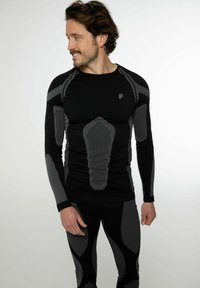 Schwarzes Thermoshirt mit langen Ärmeln, das graue geometrische Muster und ein tailliertes Design für das Layering oder sportliche Aktivitäten aufweist.