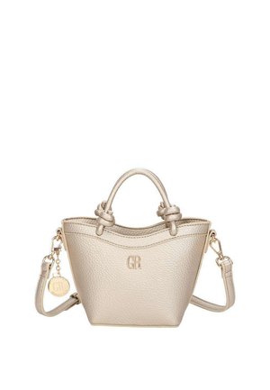 Sac à main en cuir texturé beige avec poignées supérieures nouées, bandoulière détachable, ferrures dorées et breloque logo métallique ronde.