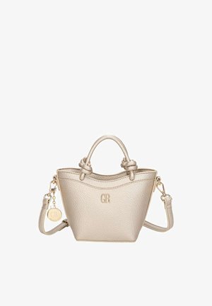Sac à main en cuir texturé beige avec poignées supérieures nouées, bandoulière détachable, ferrures dorées et breloque logo métallique ronde.