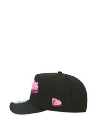 Schwarze Baseballmütze mit einem pinken gestickten Logo auf der Vorderseite und einem kleinen pinken Logo an der Seite. Strukturierter Entwurf mit einem gebogenen Schirm.