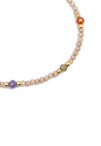 Collar de cuentas con cuentas de vidrio facetadas en tonos pastel de rosa, morado y verde, con detalles en tono dorado y un cierre.