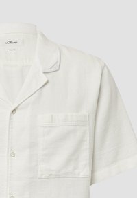 Witte kortegemouwen shirt van textuurstof, met een ingesneden kraag, een knoopsluiting aan de voorkant en een enkele zak aan de linkerkant.