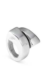 Anillo de plata con un diseño geométrico que presenta dos formas entrelazadas, textura lisa y acabado pulido. Banda redonda con una parte superior ancha.